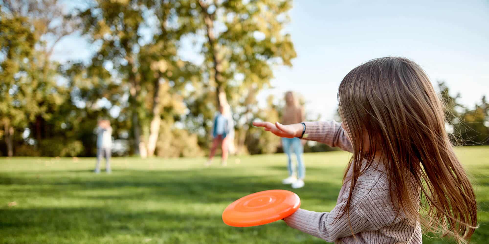 http://A%20little%20girl%20plays%20frisbee%20with%20her%20family